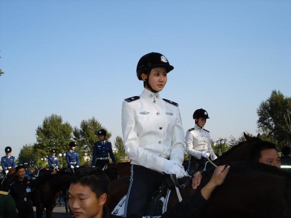 [贴图]大连女骑警英姿！酷！