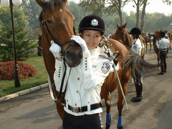 [贴图]大连女骑警英姿！酷！