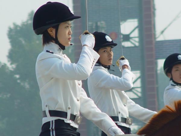 [贴图]大连女骑警英姿！酷！