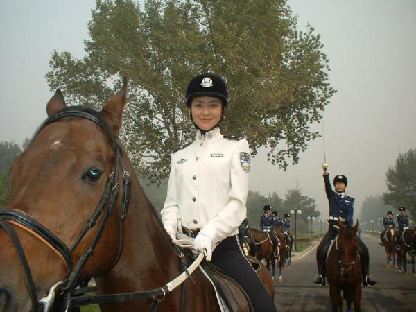 [贴图]大连女骑警英姿！酷！