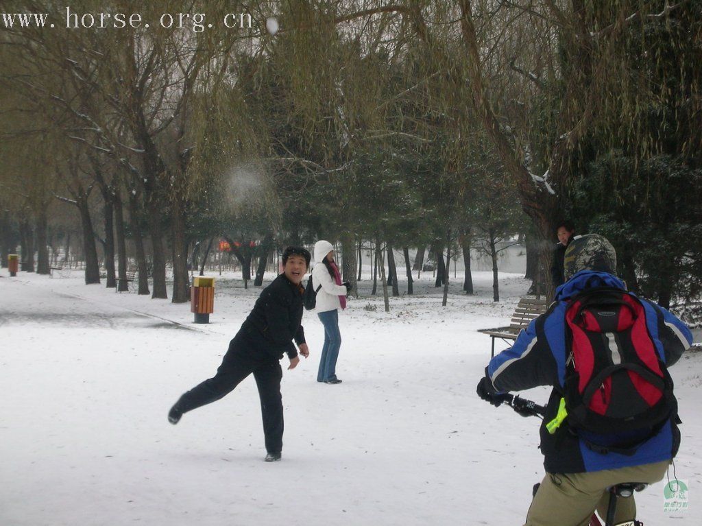 观雪景 打雪仗 吃涮肚 乐开怀