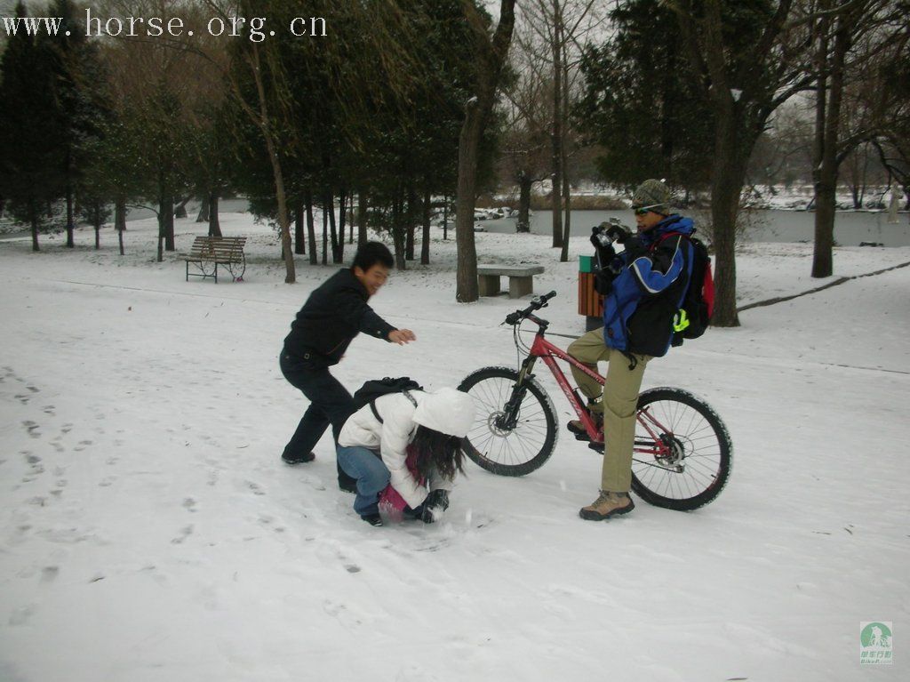 观雪景 打雪仗 吃涮肚 乐开怀