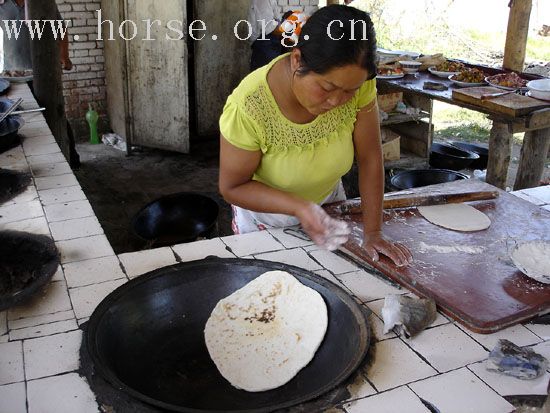 来我家乡伊犁河，请大家品尝锡伯菜