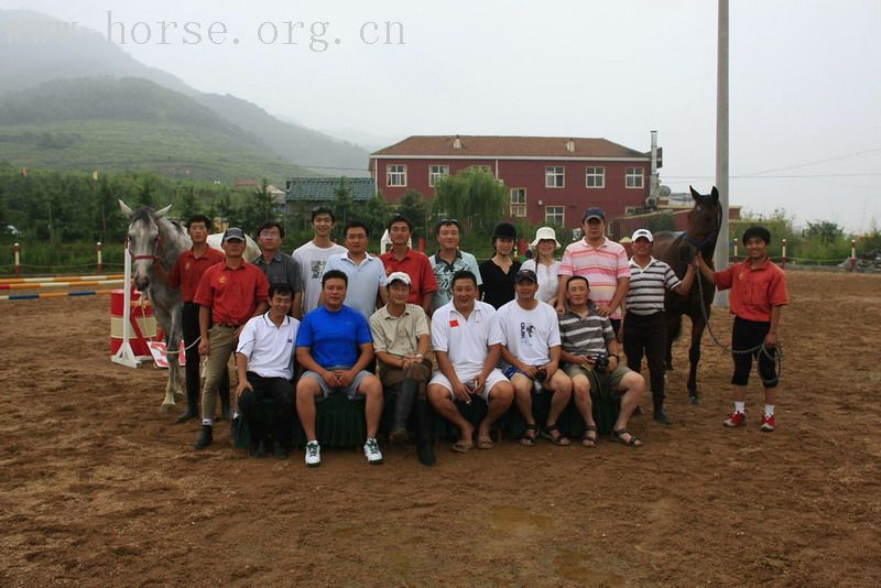 [求助]强烈要求凤凰马术俱乐部发几张场地及马厩改造的照片,让俺们先开开眼啊!也好先睹为快!