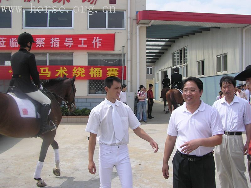 迎六一青岛室内马场绕桶表演赛