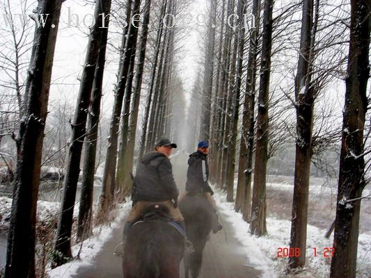 漫天大雪送老彭·······记挂老彭的马友们来看照片了！