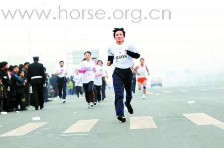 在2008郑开国际马拉松上，媒体报道的黄河大草原马术仪仗队