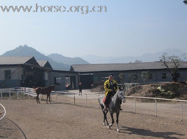 内蒙古锡林郭勒赛马场总教练粱建飞来永康骑马