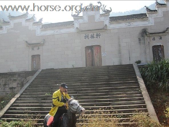 内蒙古锡林郭勒赛马场总教练粱建飞来永康骑马