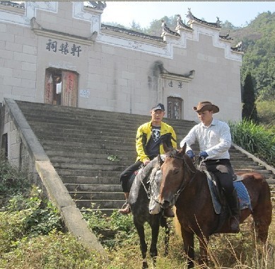 内蒙古锡林郭勒赛马场总教练粱建飞来永康骑马