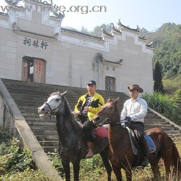 内蒙古锡林郭勒赛马场总教练粱建飞来永康骑马