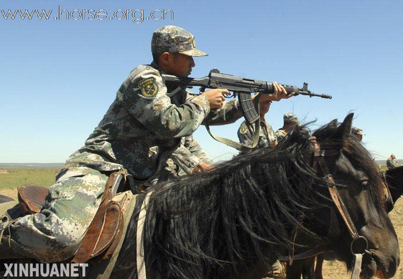 解放军骑兵乘马持03式行进间射击