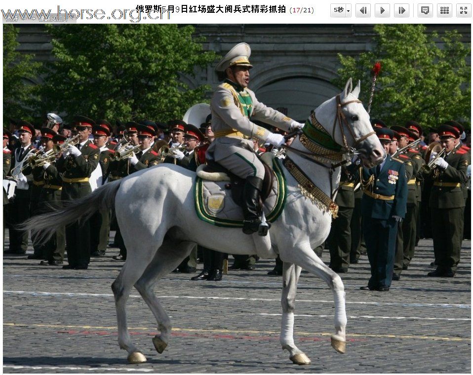 有了有了：红场阅兵骑兵正照：土库曼部队骑阿哈马