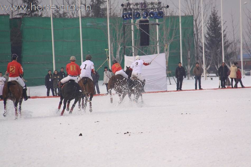 亚洲首届雪地马球挑战赛天津揭幕 雪花四溅场面震撼