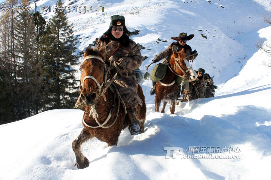 阿勒泰玛纳什边防连风雪边关巡逻