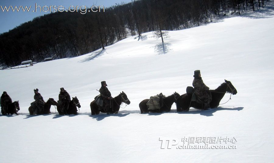 阿勒泰玛纳什边防连风雪边关巡逻