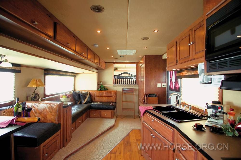 Horse-Trailers-With-Living-Quarters.jpg