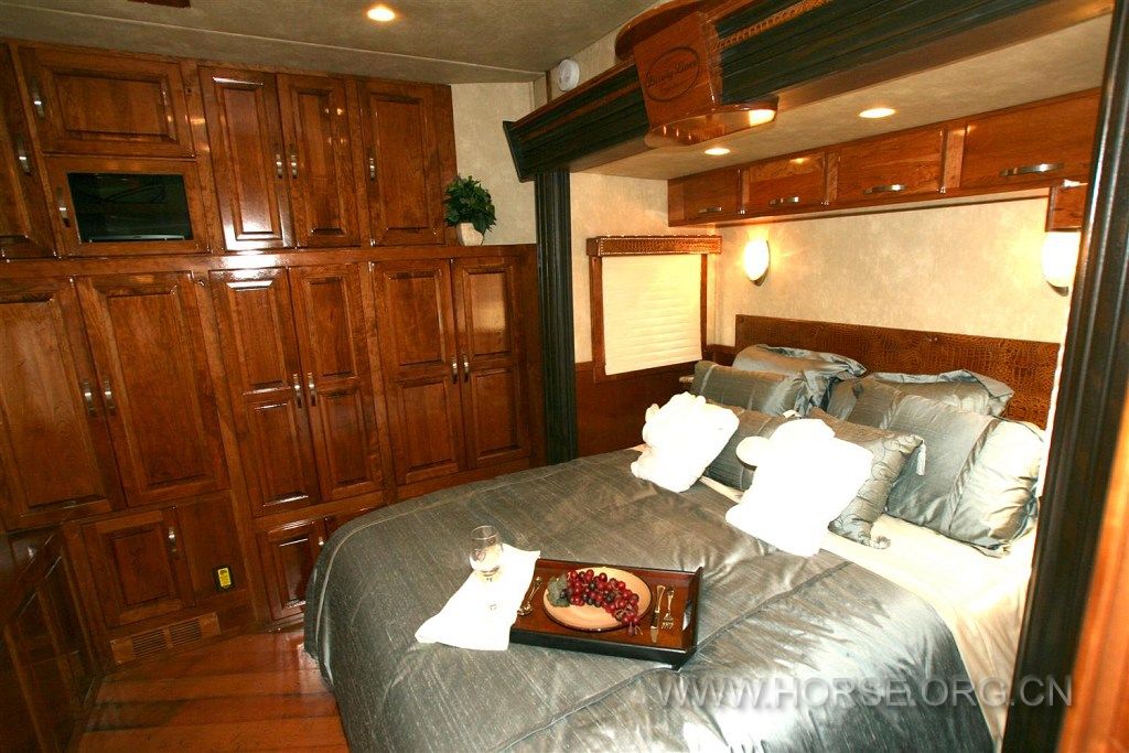 sundowner-sunlite-luxury-liner-living_quarters-bedroom.jpg