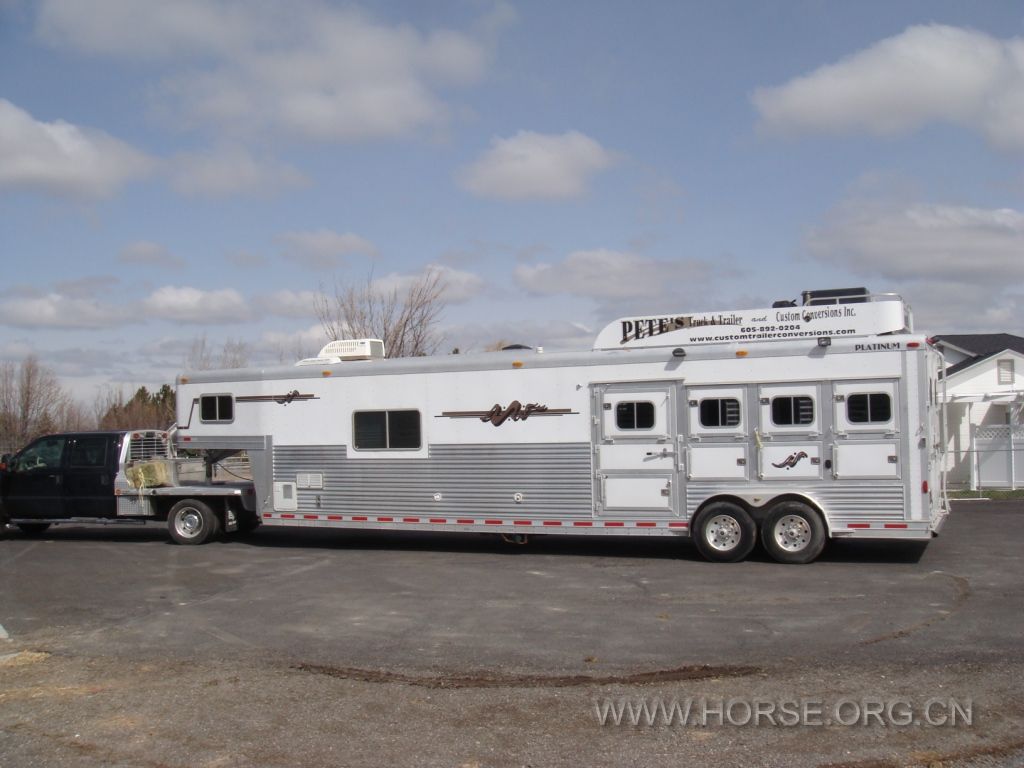 Horsetrailer.jpg