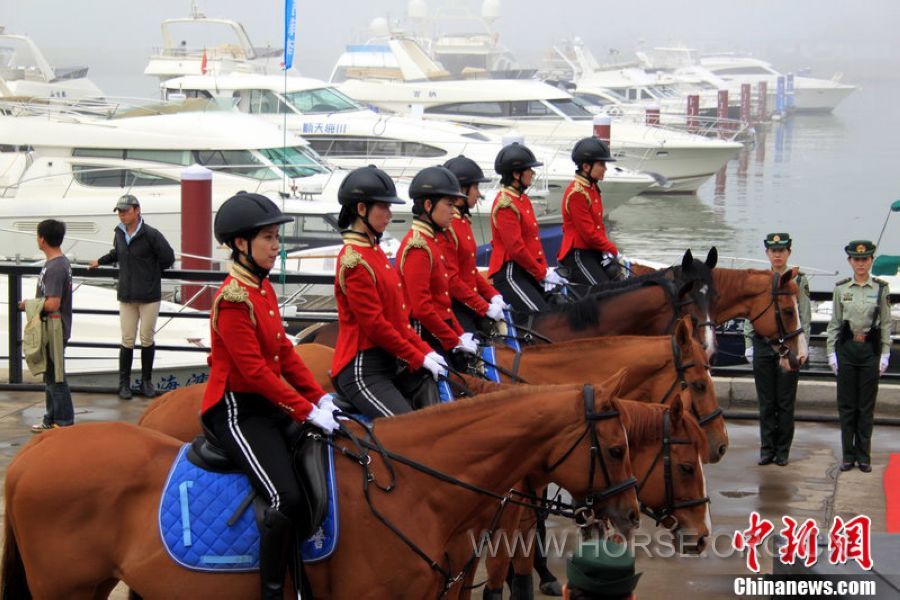 女骑警走红地毯 (3).jpg