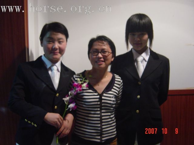 看看宋钰的马术老师.....