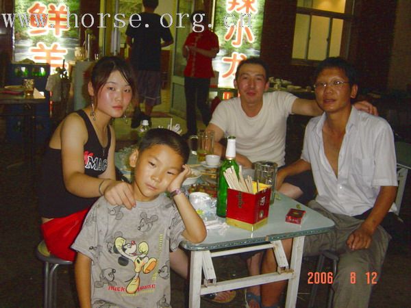 看看宋钰的马术老师.....