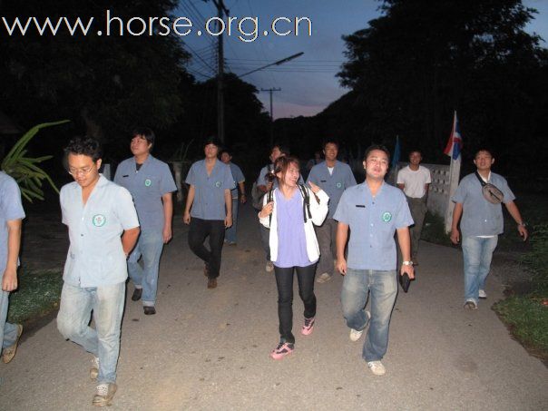 泰國的獸醫學生在軍營內過了一整天