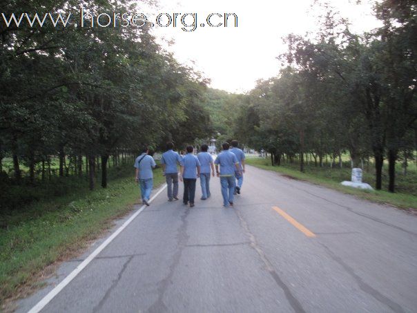 泰國的獸醫學生在軍營內過了一整天