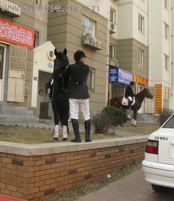 骑马助威开业典礼,小店生意兴隆!