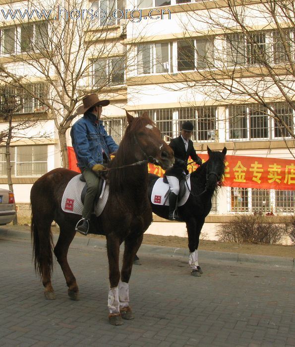 骑马助威开业典礼,小店生意兴隆!