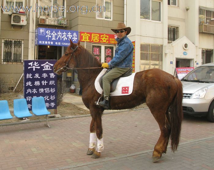 骑马助威开业典礼,小店生意兴隆!