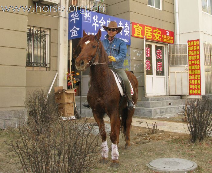 骑马助威开业典礼,小店生意兴隆!