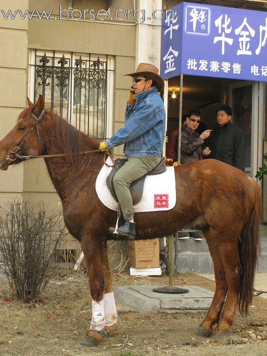 骑马助威开业典礼,小店生意兴隆!