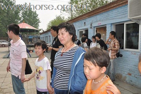 心手相连传递爱：5.15北京马友希望小学献爱心