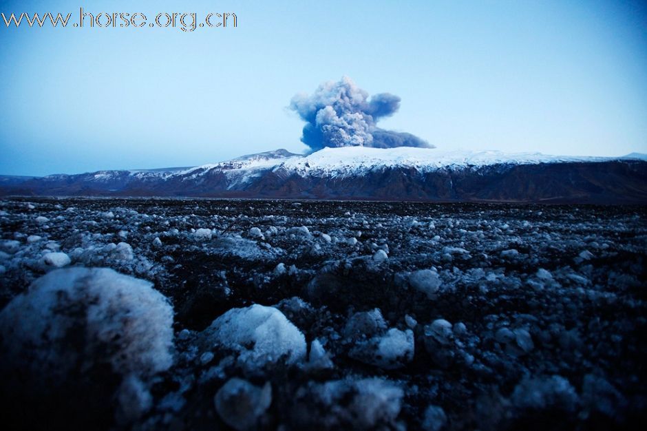 火山噴發，馬馬奔逃