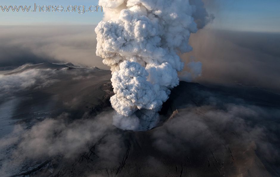 火山噴發，馬馬奔逃