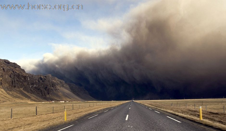 火山噴發，馬馬奔逃