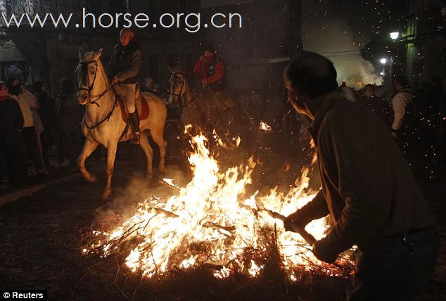 骑马穿火焰庆祝动物保护神的传统节日